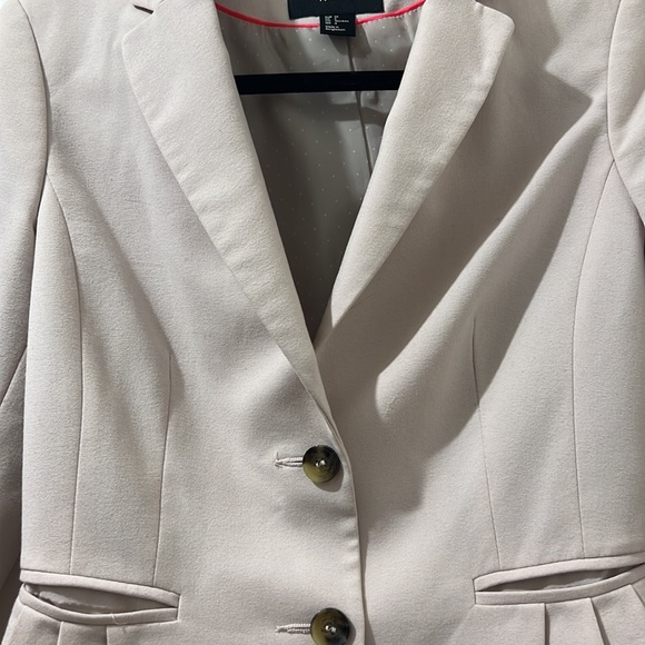 Beautiful jacket - Picture 3 of 4